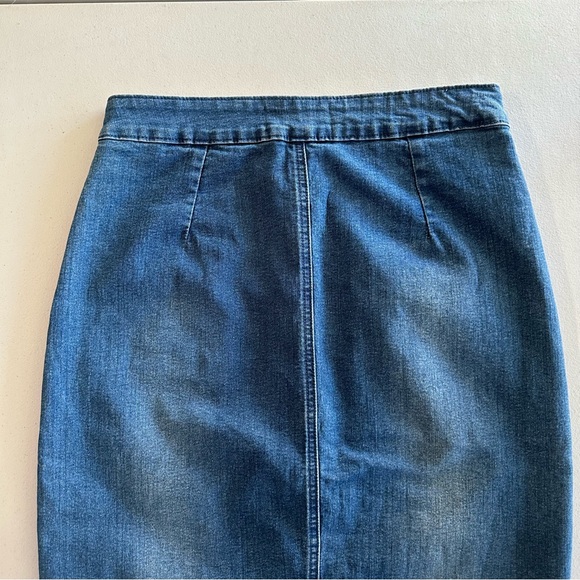 Sweet Wanderer Form Fitting Button Front Frayed Jean Skirt Size Medium. - Picture 3 of 11